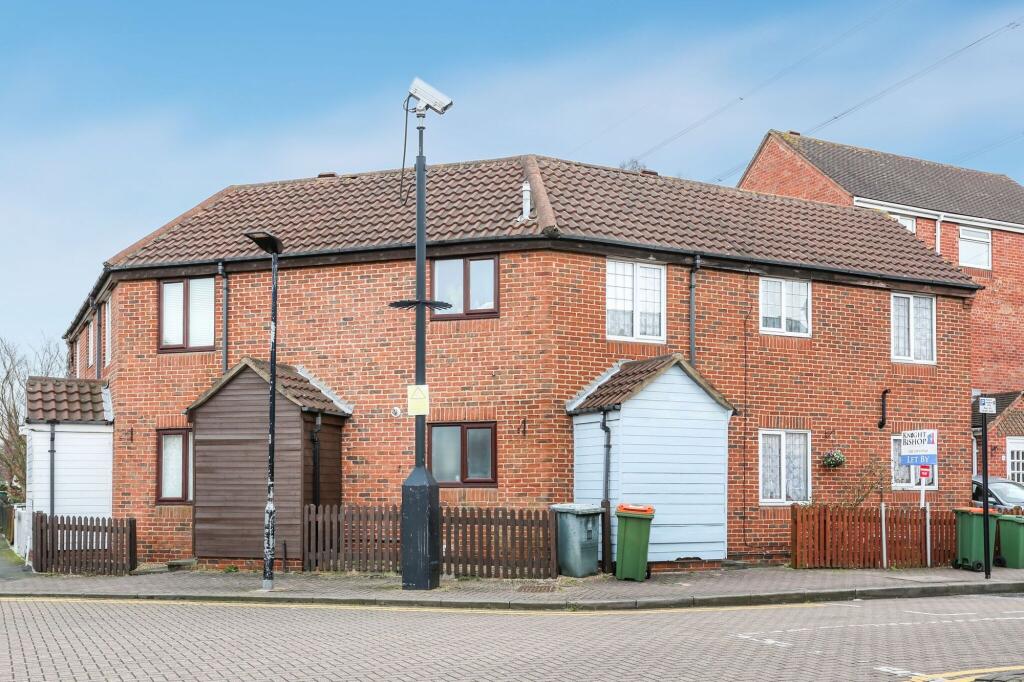 2 bed Mid Terraced House for rent in London. From Knight Bishop 2 bed Mid Terraced House for rent in London. From Knight Bishop