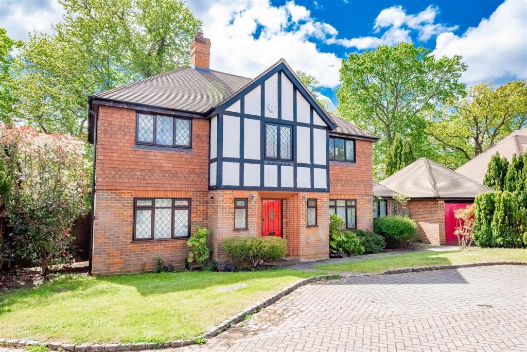 4 bed Detached for rent in Bagshot. From Knights Property Services - Camberley 4 bed Detached for rent in Bagshot. From Knights Property Services - Camberley