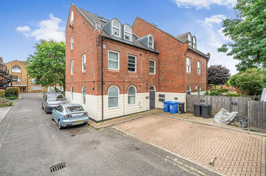 1 bed Apartment for rent in Chertsey. From Knights Property Services - Camberley