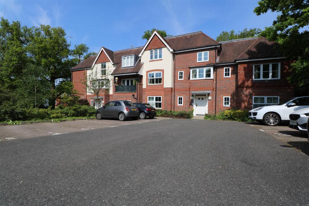 2 bed Apartment for rent in Camberley. From Knights Property Services - Camberley 2 bed Apartment for rent in Camberley. From Knights Property Services - Camberley