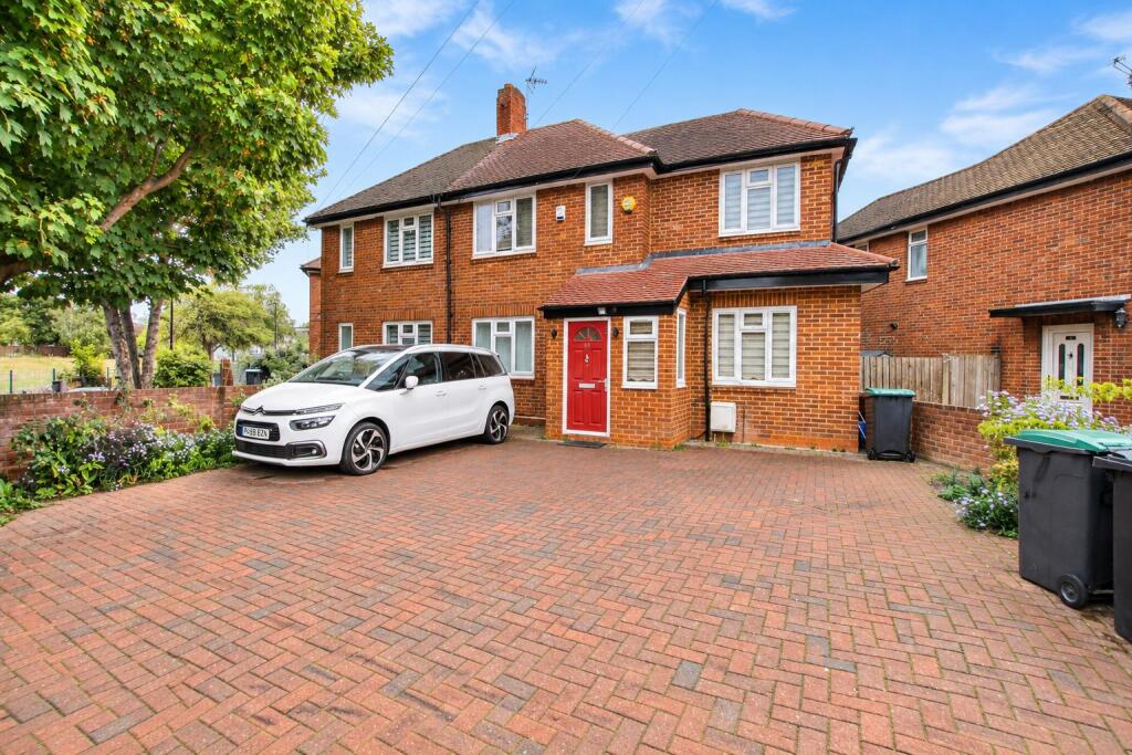 4 bed Detached for rent in Tottenham. From Knights Residential 4 bed Detached for rent in Tottenham. From Knights Residential
