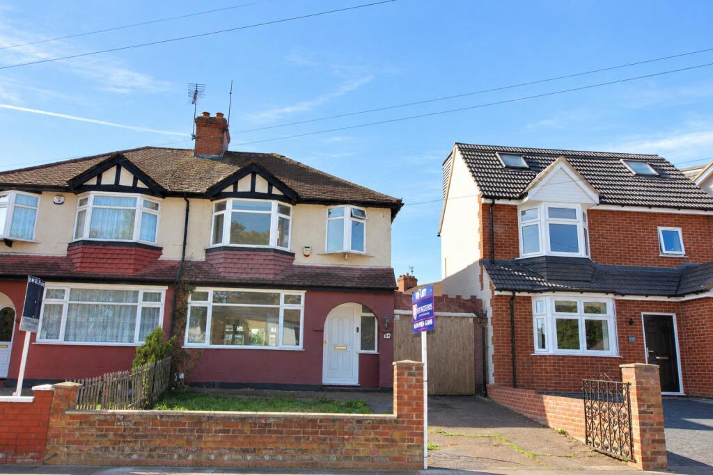 3 bed Detached for rent in Waltham Cross. From Knights Residential 3 bed Detached for rent in Waltham Cross. From Knights Residential