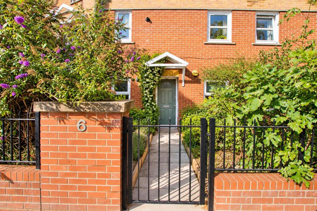 1 bed House (unspecified) for rent in London. From Knights Residential