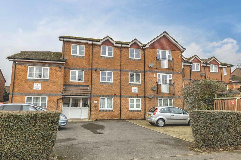 2 bed 1st Floor Flat for rent in Farnham Royal. From Langhams Estate Agents - Slough 2 bed 1st Floor Flat for rent in Farnham Royal. From Langhams Estate Agents - Slough