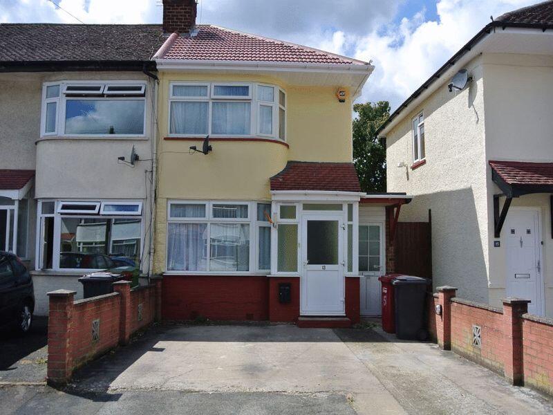 2 bed Mid Terraced House for rent in Slough. From Langhams Estate Agents - Slough 2 bed Mid Terraced House for rent in Slough. From Langhams Estate Agents - Slough