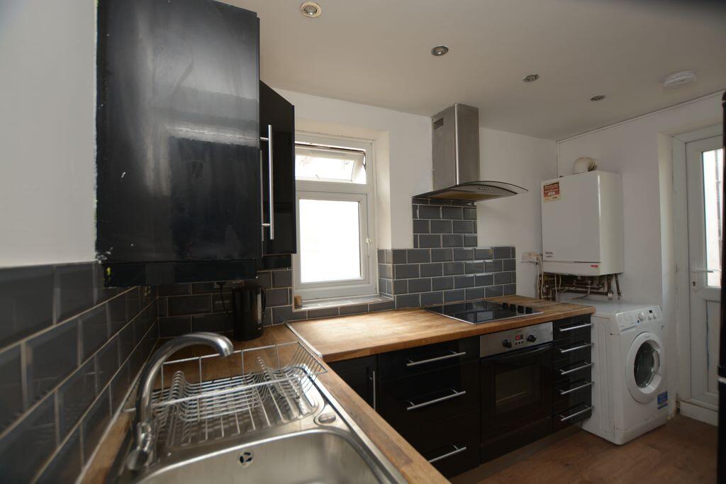 4 bed 1st Floor Flat for rent in Staines-upon-Thames. From Langhams Estate Agents - Slough