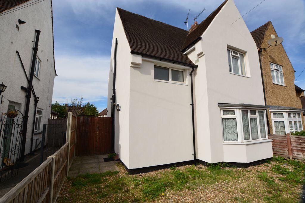 3 bed Semi Detached for rent in Slough. From Langhams Estate Agents - Slough
