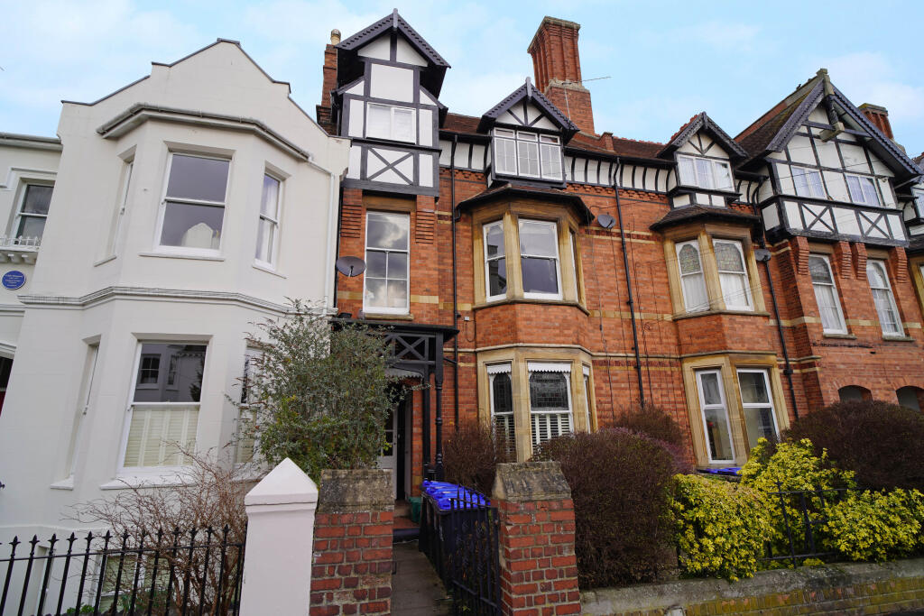 2 bed Apartment for rent in Royal Leamington Spa. From Crabb Curtis Property Services - Leamington Spa