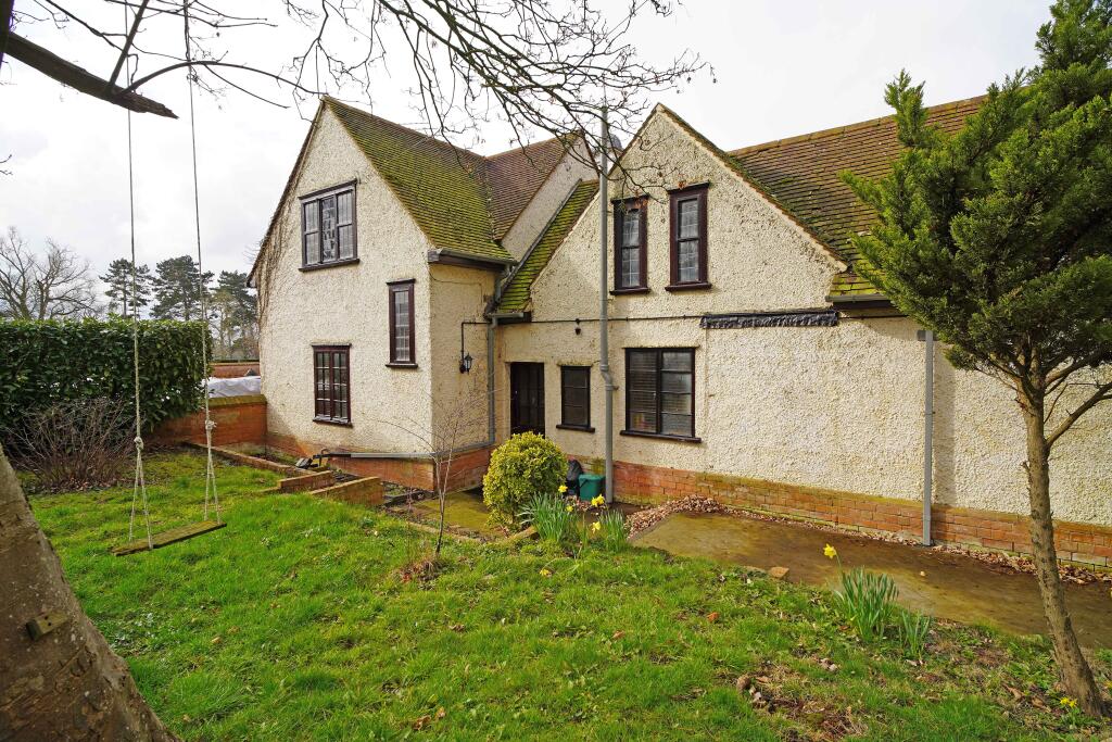 2 bed Detached for rent in Warwick. From Crabb Curtis Property Services - Leamington Spa
