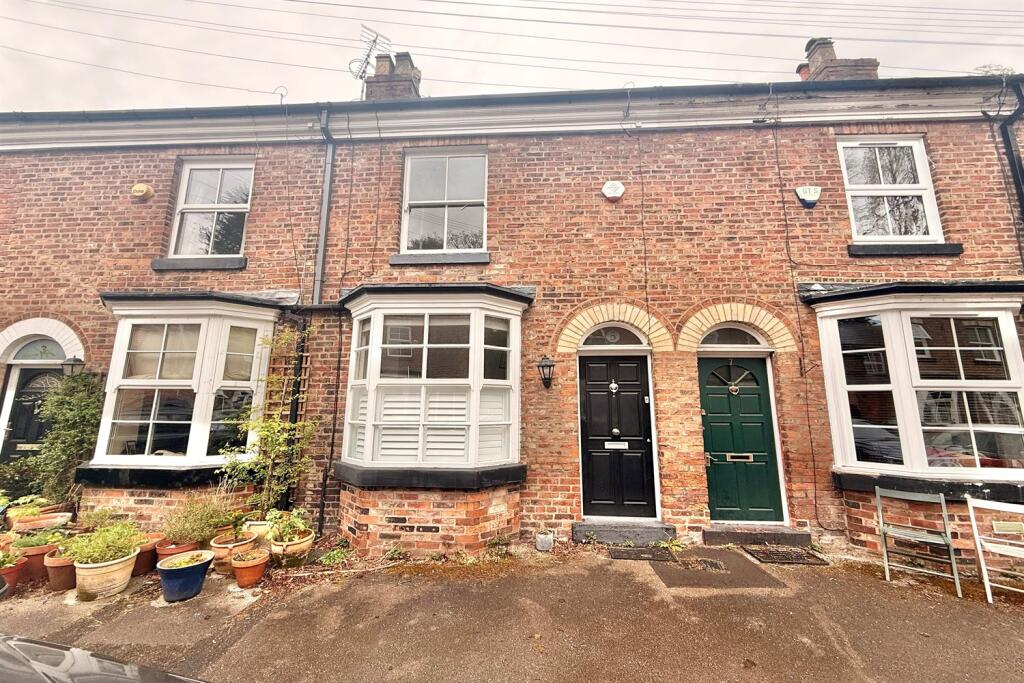 2 bed Mid Terraced House for rent in Gatley. From Gascoigne Halman - Didsbury