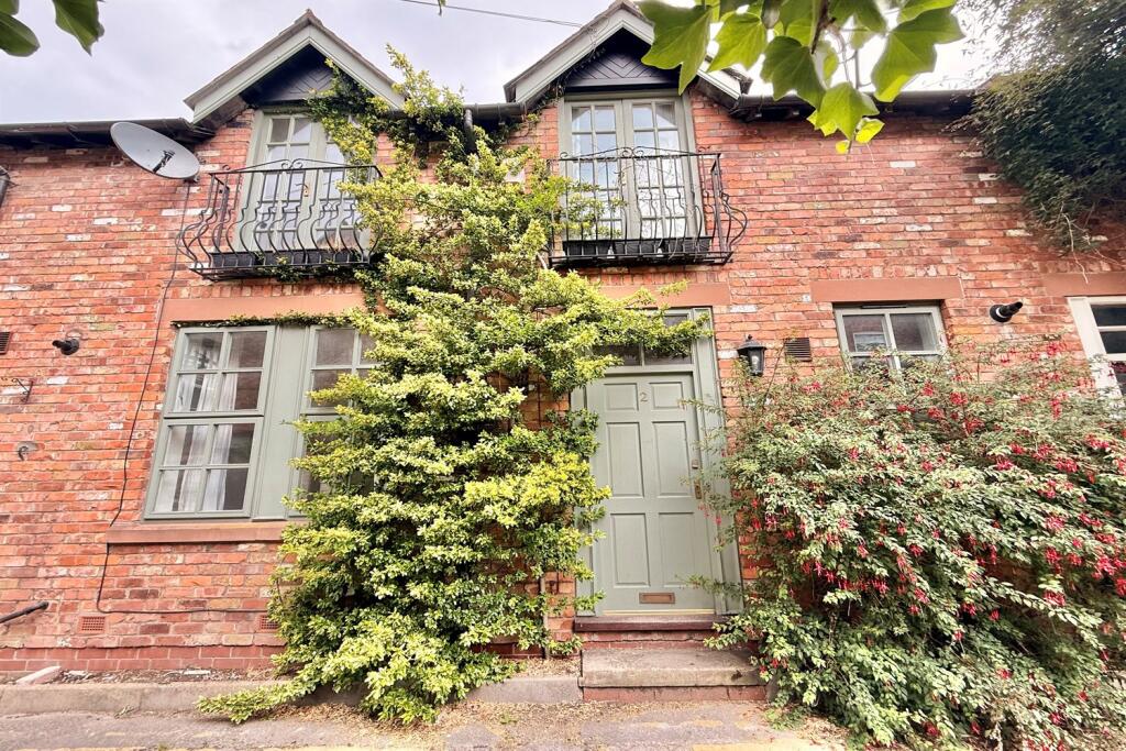 2 bed Mid Terraced House for rent in Gatley. From Gascoigne Halman - Didsbury