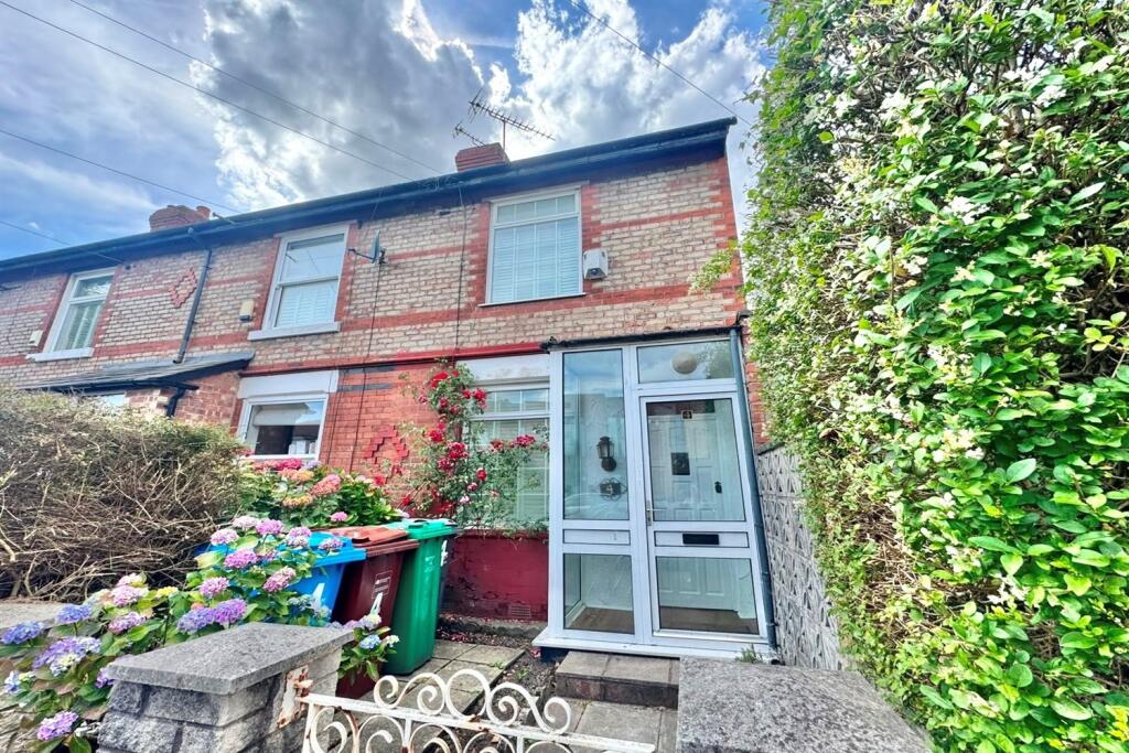 2 bed Mid Terraced House for rent in Gatley. From Gascoigne Halman - Didsbury