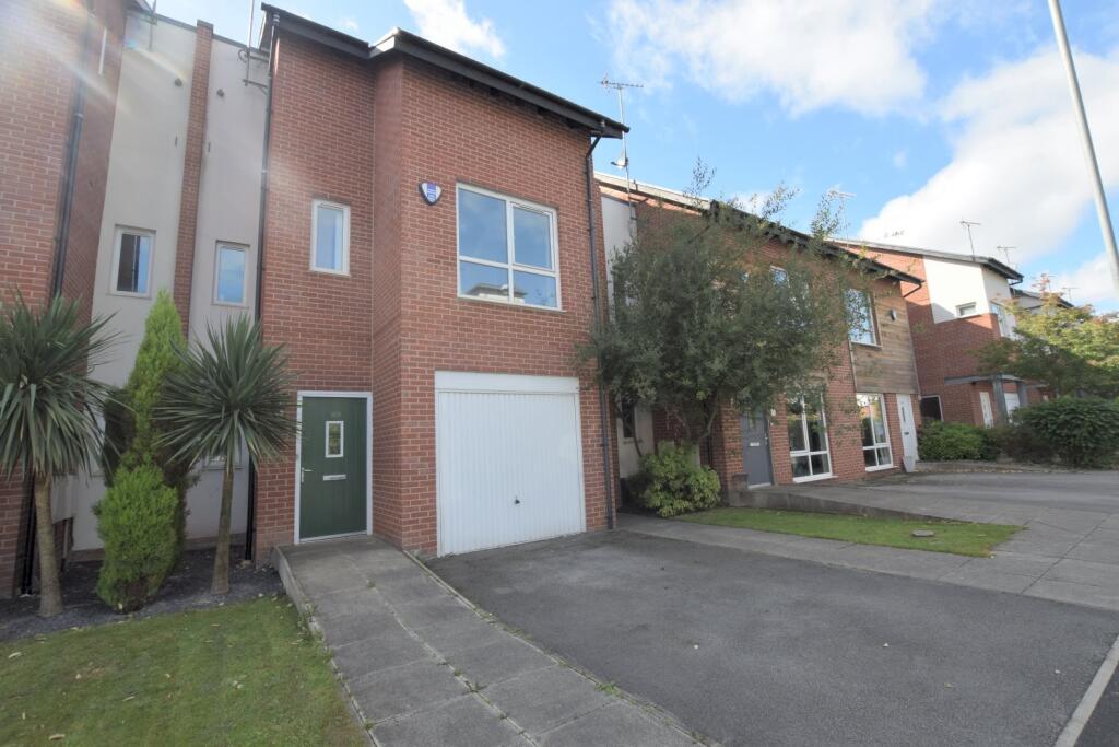 3 bed Town House for rent in Gatley. From Gascoigne Halman - Didsbury 3 bed Town House for rent in Gatley. From Gascoigne Halman - Didsbury