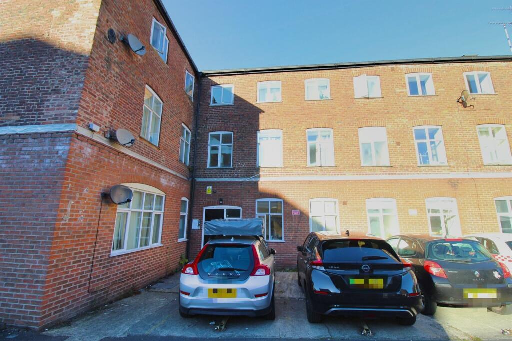 2 bed Apartment for rent in Stockport. From Gascoigne Halman - Heaton Moor