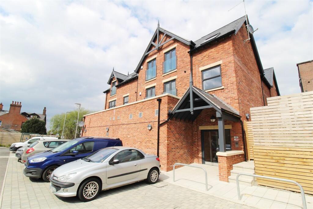 2 bed Apartment for rent in Stockport. From Gascoigne Halman - Marple Bridge