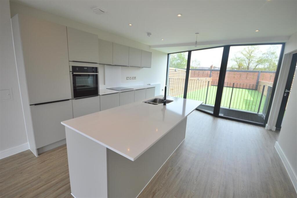 3 bed Town House for rent in Altrincham. From Gascoigne Halman - Sale