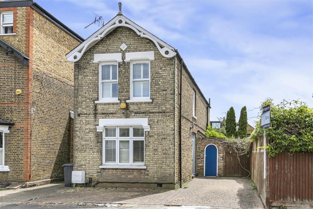3 bed Detached for rent in Kingston upon Thames. From Gibson Lane - Kingston Upon Thames - Sales & Lettings