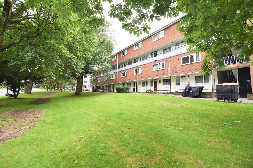 5 bed 1st Floor Flat for rent in Putney. From Gibson Lane - Kingston Upon Thames - Sales & Lettings 5 bed 1st Floor Flat for rent in Putney. From Gibson Lane - Kingston Upon Thames - Sales & Lettings