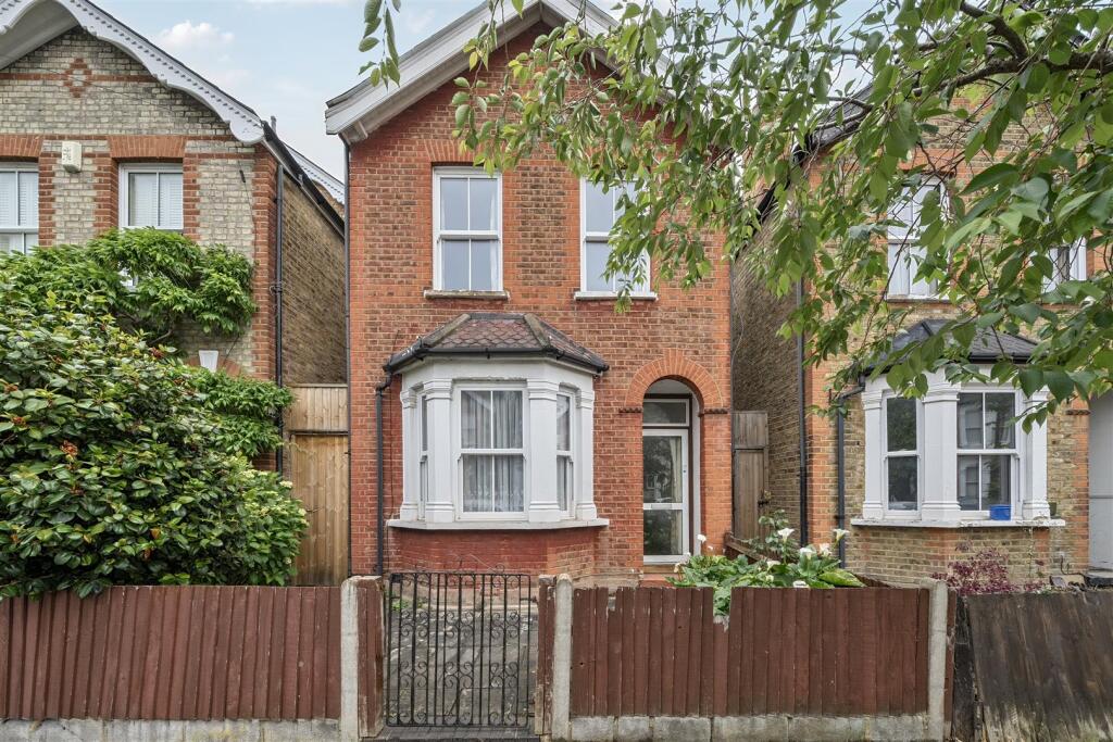 3 bed Detached for rent in Kingston upon Thames. From Gibson Lane - Kingston Upon Thames - Sales & Lettings