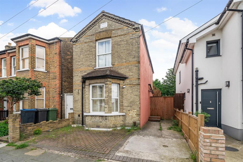 3 bed Detached for rent in Kingston upon Thames. From Gibson Lane - Kingston Upon Thames - Sales & Lettings 3 bed Detached for rent in Kingston upon Thames. From Gibson Lane - Kingston Upon Thames - Sales & Lettings