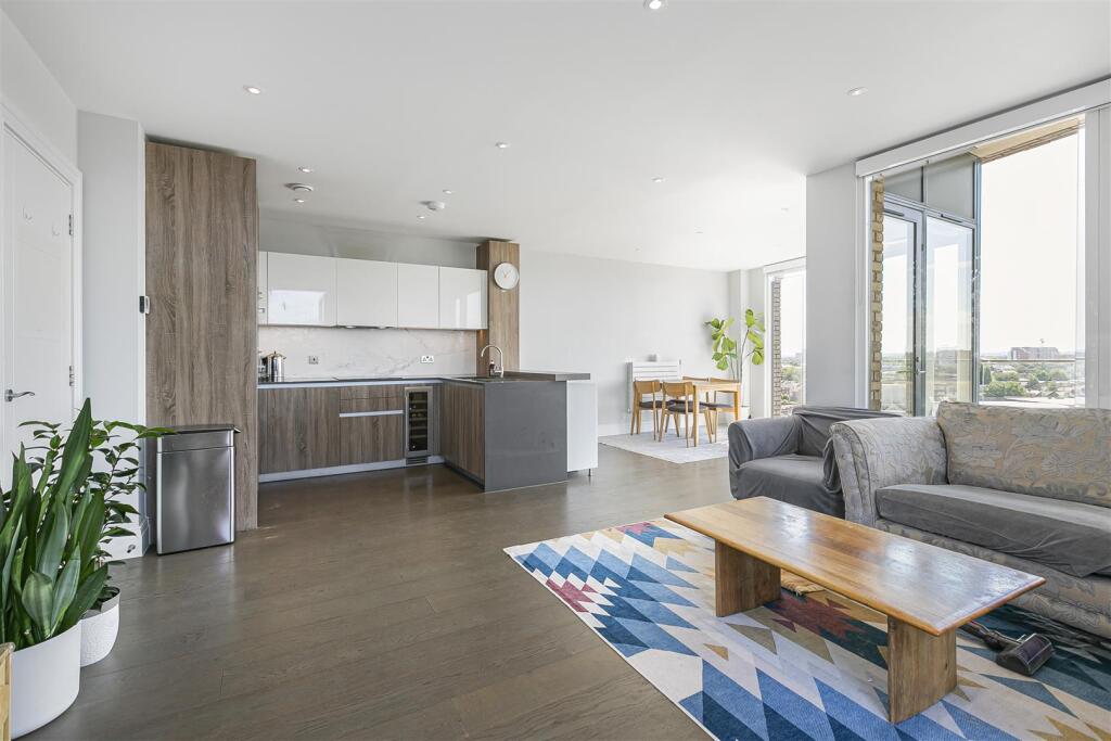 3 bed Penthouse for rent in Kingston upon Thames. From Gibson Lane - Kingston Upon Thames - Sales & Lettings