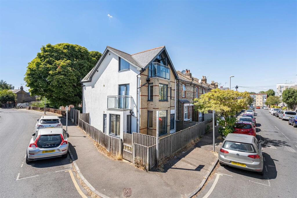 2 bed 1st Floor Flat for rent in Kingston upon Thames. From Gibson Lane - Kingston Upon Thames - Sales & Lettings