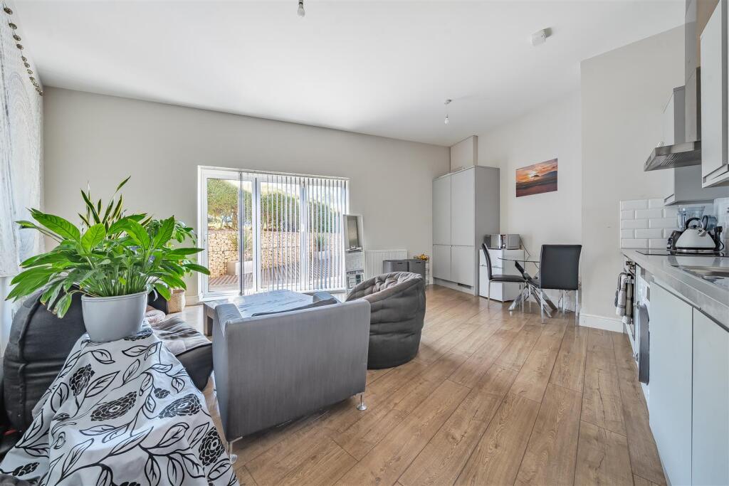 3 bed 1st Floor Flat for rent in New Malden. From Gibson Lane - Kingston Upon Thames - Sales & Lettings