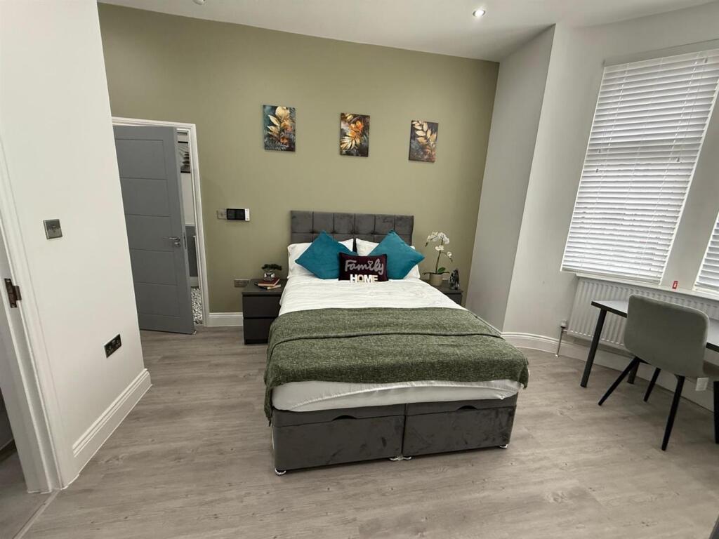 3 bed 1st Floor Flat for rent in Kingston upon Thames. From Gibson Lane - Kingston Upon Thames - Sales & Lettings 3 bed 1st Floor Flat for rent in Kingston upon Thames. From Gibson Lane - Kingston Upon Thames - Sales & Lettings