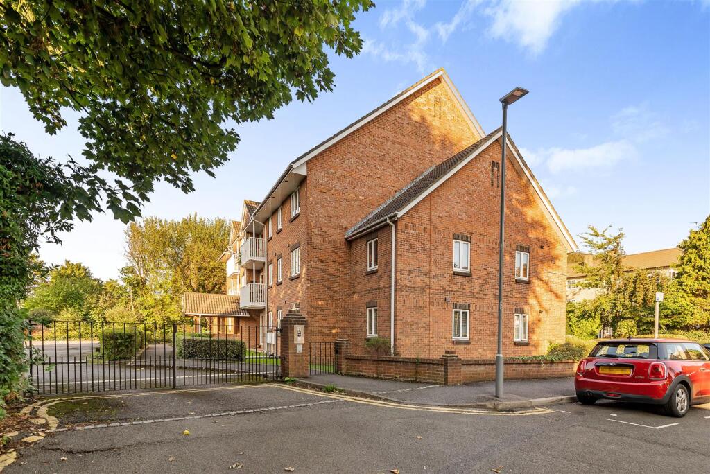 2 bed 1st Floor Flat for rent in Surbiton. From Gibson Lane - Kingston Upon Thames - Sales & Lettings 2 bed 1st Floor Flat for rent in Surbiton. From Gibson Lane - Kingston Upon Thames - Sales & Lettings