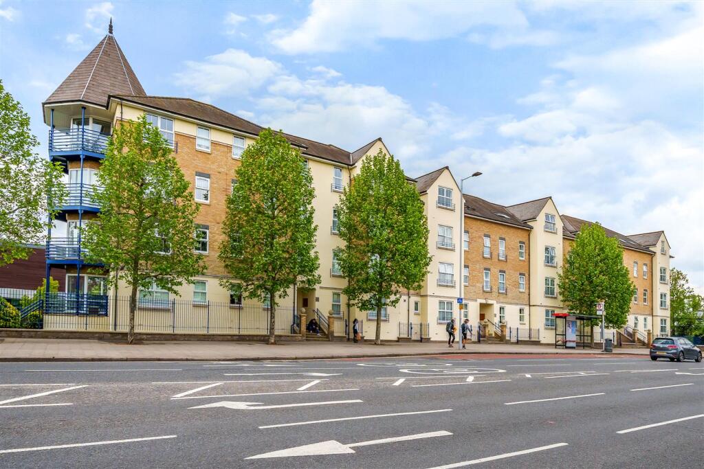 2 bed 1st Floor Flat for rent in Kingston upon Thames. From Gibson Lane - Kingston Upon Thames - Sales & Lettings 2 bed 1st Floor Flat for rent in Kingston upon Thames. From Gibson Lane - Kingston Upon Thames - Sales & Lettings