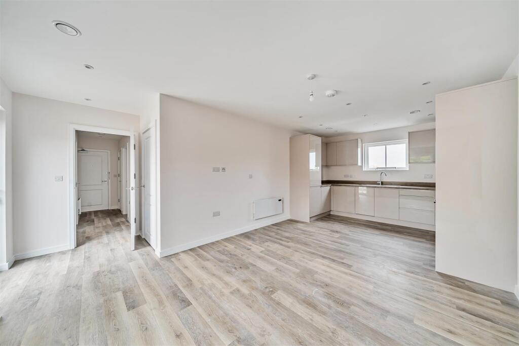 3 bed 1st Floor Flat for rent in Kingston upon Thames. From Gibson Lane - Kingston Upon Thames - Sales & Lettings