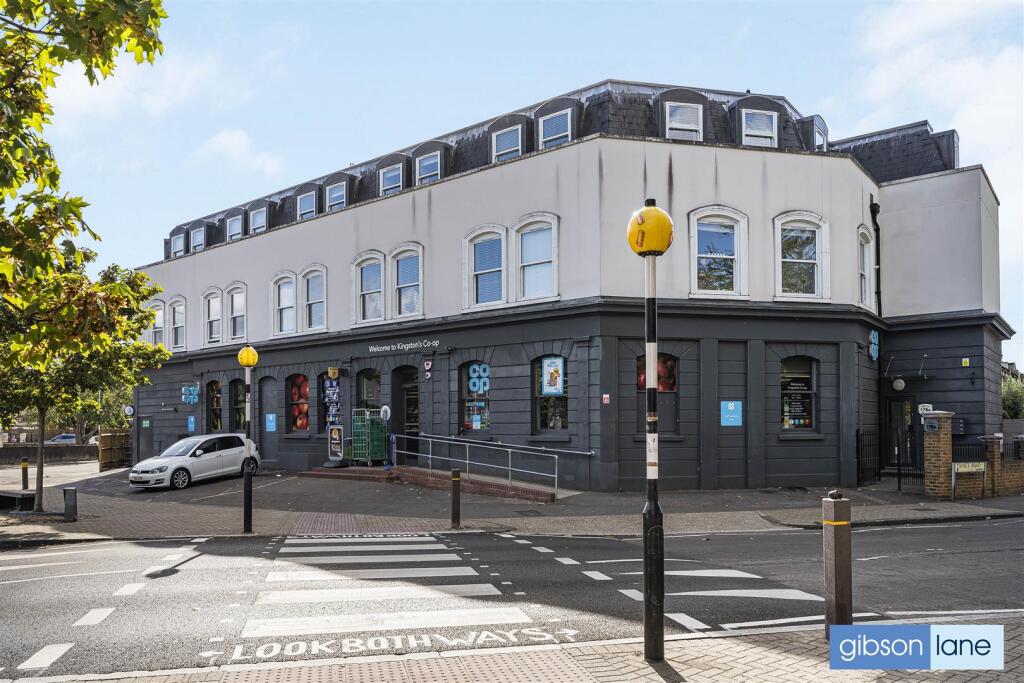 3 bed 1st Floor Flat for rent in Kingston upon Thames. From Gibson Lane - Kingston Upon Thames - Sales & Lettings 3 bed 1st Floor Flat for rent in Kingston upon Thames. From Gibson Lane - Kingston Upon Thames - Sales & Lettings