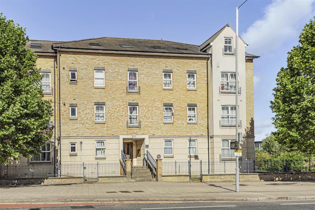 2 bed 1st Floor Flat for rent in Kingston upon Thames. From Gibson Lane - Kingston Upon Thames - Sales & Lettings 2 bed 1st Floor Flat for rent in Kingston upon Thames. From Gibson Lane - Kingston Upon Thames - Sales & Lettings