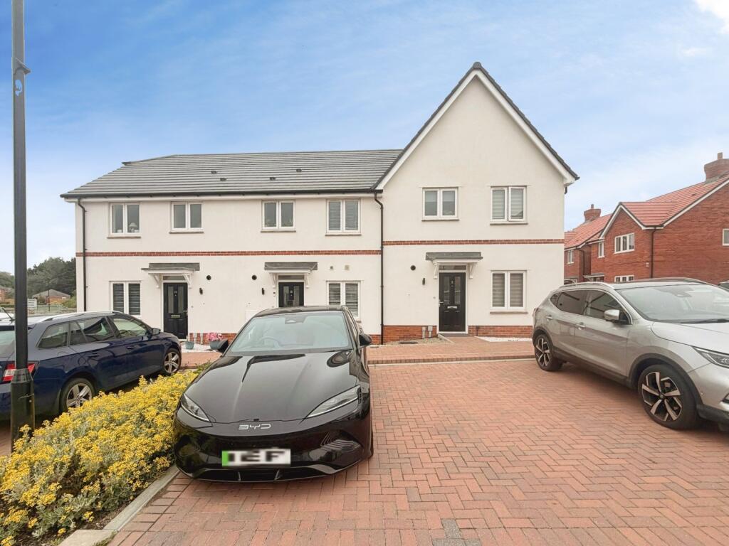 2 bed Mid Terraced House for rent in . From Graham Butt Estate Agents - Littlehampton and Surrounding