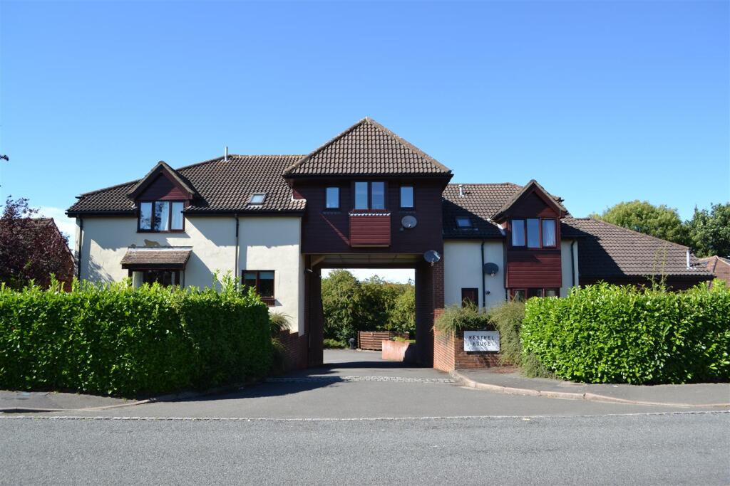 4 bed Studio for rent in Shortheath. From Greenwood & Co - Farnham