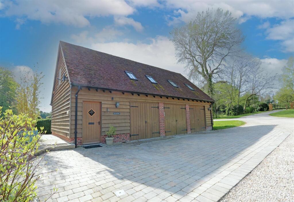 1 bed 1st Floor Flat for rent in Dinton. From Hamnett Hayward - Thame