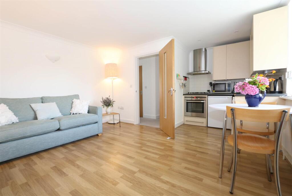 2 bed 1st Floor Flat for rent in Thame. From Hamnett Hayward - Thame