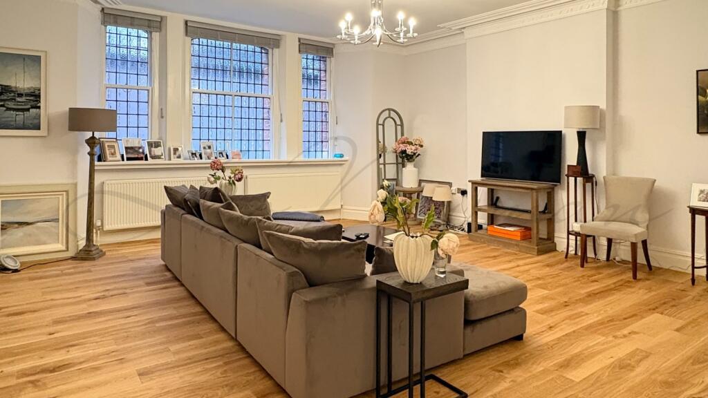 4 bed 1st Floor Flat for rent in London. From Leo Newman - London