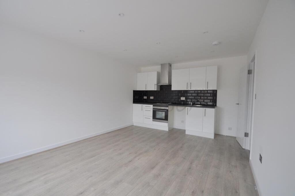 1 bed 1st Floor Flat for rent in Newbury. From Leo Newman - London