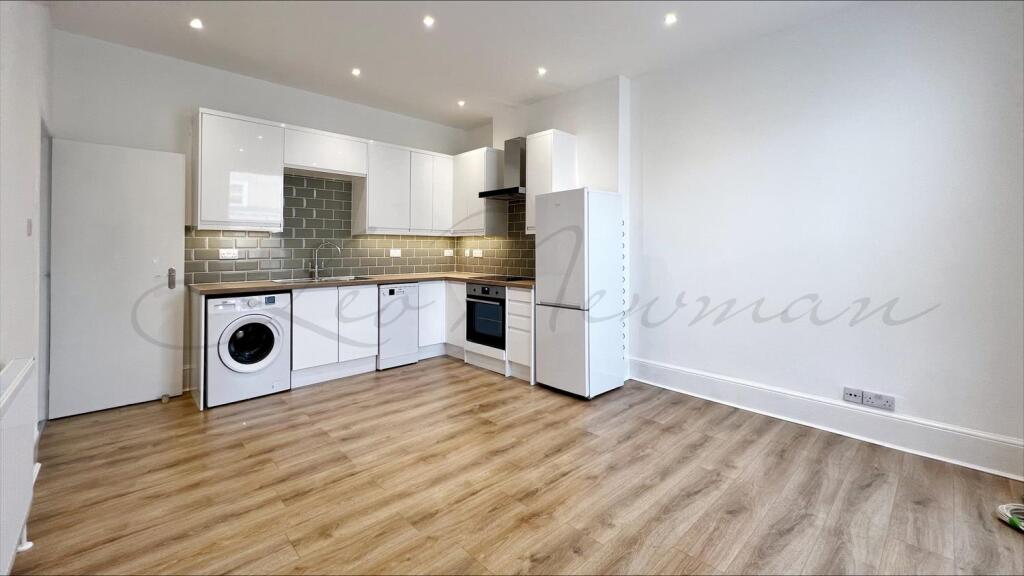 2 bed 1st Floor Flat for rent in Kensington. From Leo Newman - London