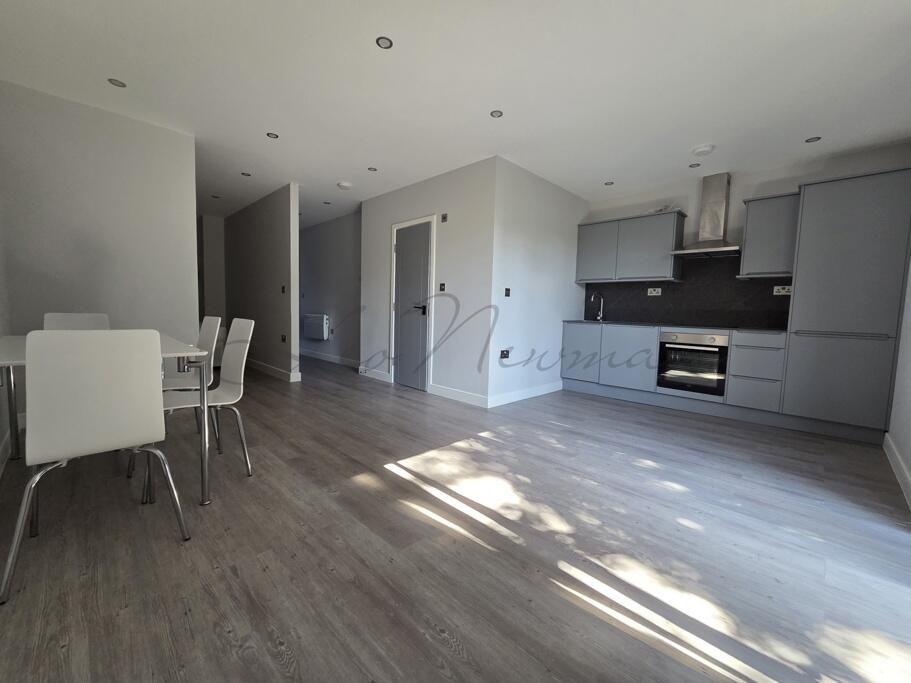 4 bed Studio for rent in Basingstoke. From Leo Newman - London