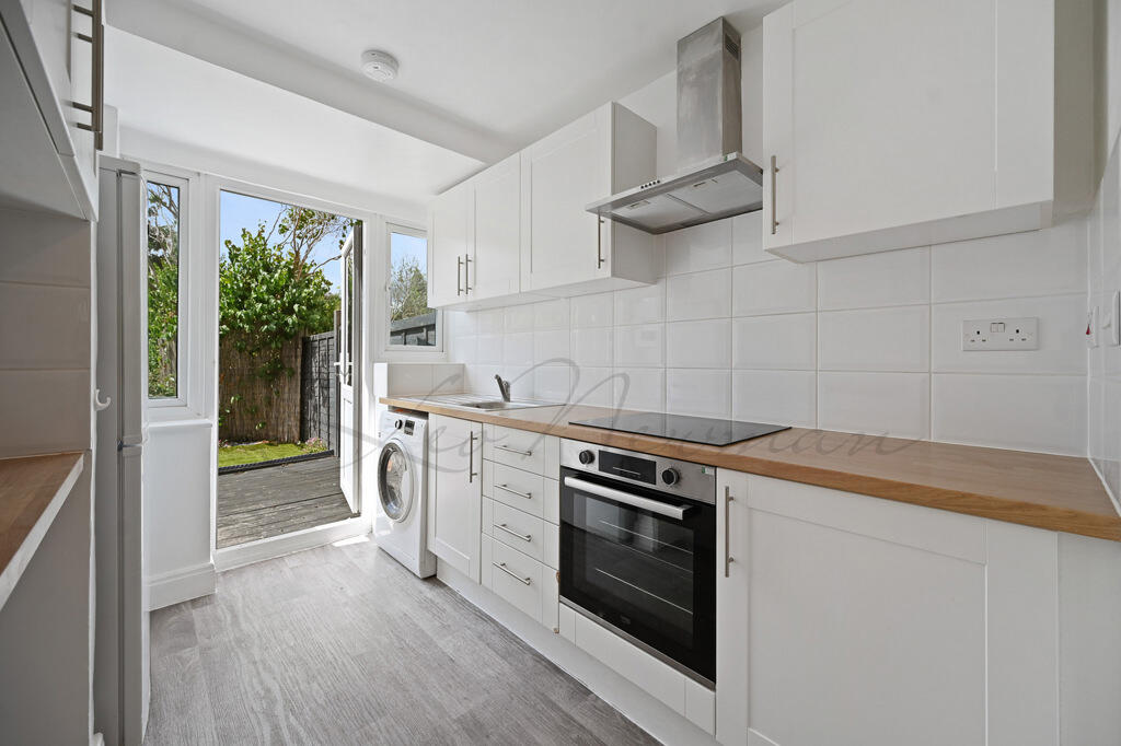 2 bed Detached for rent in Ashford. From Leo Newman - London