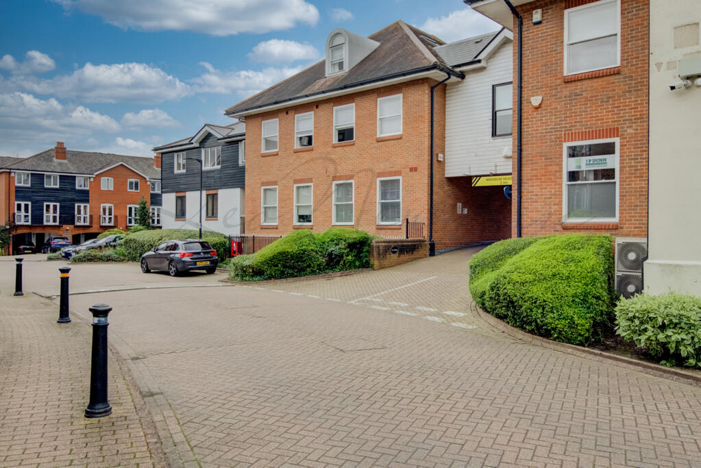 2 bed 1st Floor Flat for rent in Thames Ditton. From Leo Newman - London