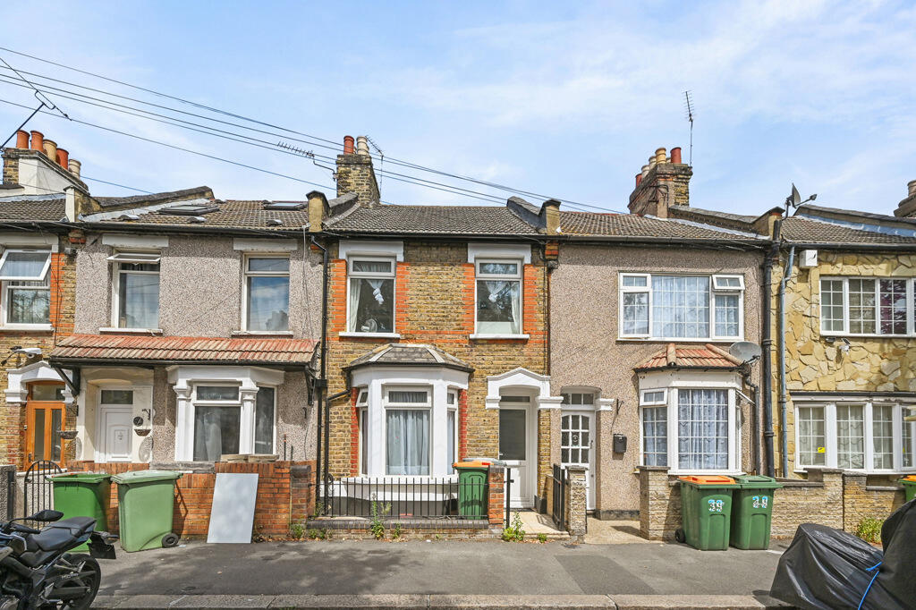 3 bed Detached for rent in West Ham. From Leo Newman - London