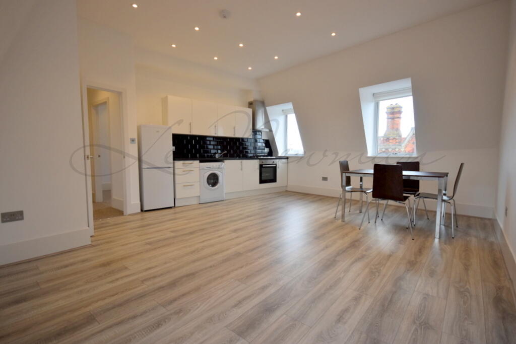 2 bed 1st Floor Flat for rent in Wokingham. From Leo Newman - London