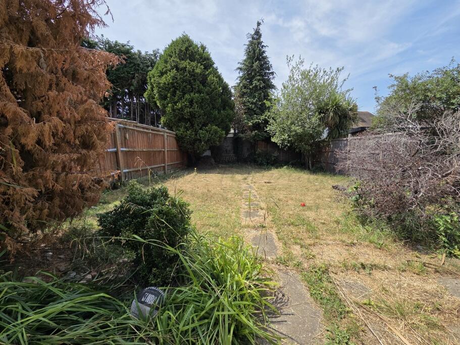4 bed Detached for rent in Slough. From Leo Newman - London