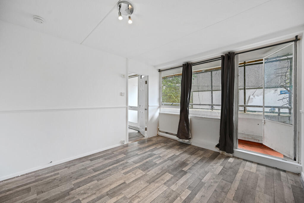 4 bed 1st Floor Flat for rent in London. From Leo Newman - London