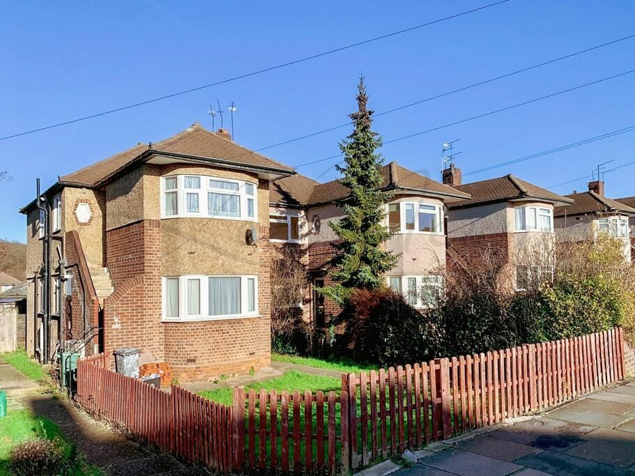 3 bed Annexe for rent in Chigwell. From Leo Newman - London