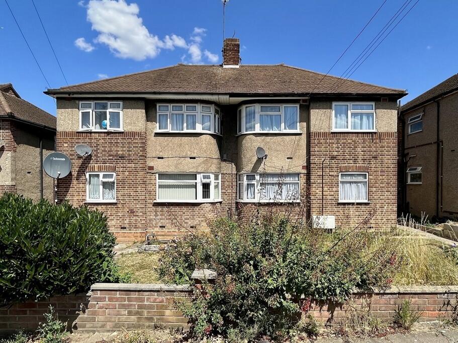2 bed 1st Floor Flat for rent in Chigwell. From Leo Newman - London