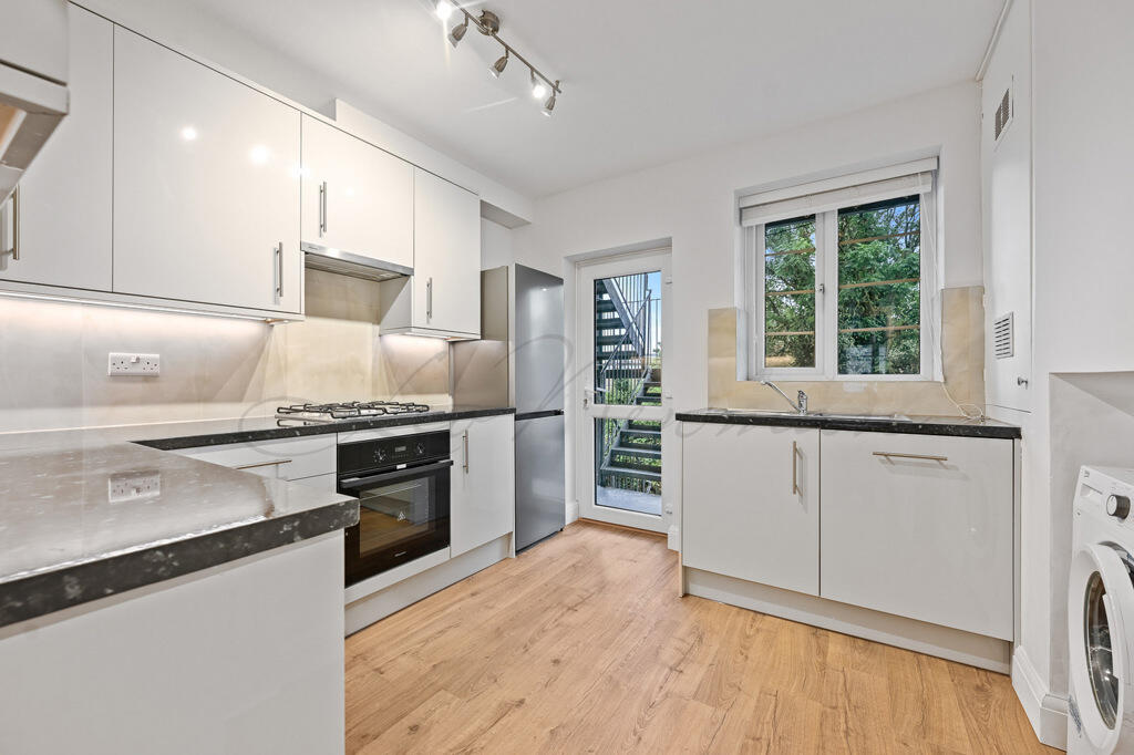 2 bed 1st Floor Flat for rent in Acton. From Leo Newman - London
